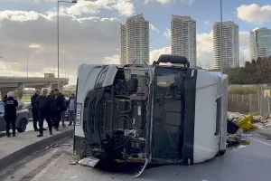 Başakşehir’de çekyat malzemeleri yüklü hafriyat kamyonu devrildi