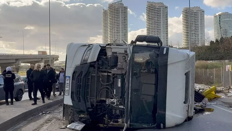 Başakşehir’de çekyat malzemeleri yüklü hafriyat kamyonu devrildi