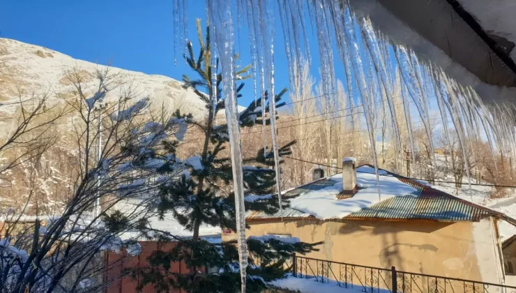 Başkale’de dondurucu soğuklar; 2 metre uzunluğunda buz sarkıtları oluştu