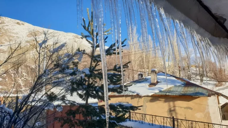 Başkale’de dondurucu soğuklar; 2 metre uzunluğunda buz sarkıtları oluştu