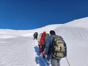 Batman’da doğaseverler karla kaplı Harrut Yaylası’na tırmandı