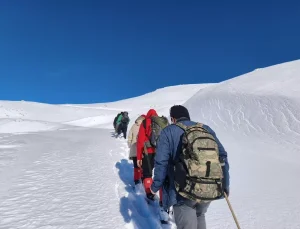 Batman’da doğaseverler karla kaplı Harrut Yaylası’na tırmandı