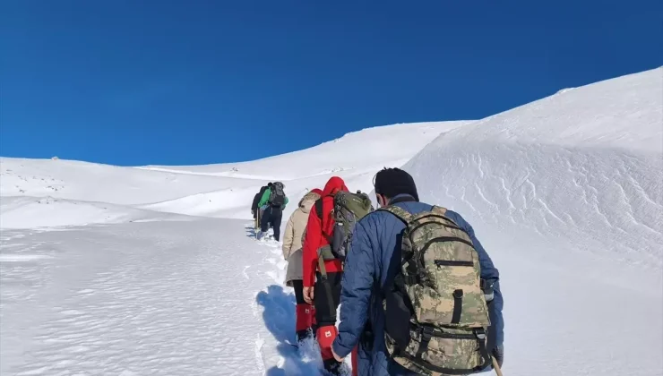 Batman’da doğaseverler karla kaplı Harrut Yaylası’na tırmandı