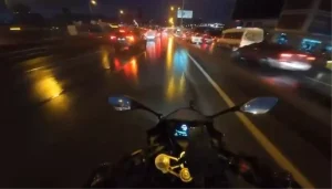 Beylikdüzü’nde yolda kayan motosikletin kamyonetin altına girdiği anlar kamerada