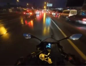 Beylikdüzü’nde yolda kayan motosikletin kamyonetin altına girdiği anlar kamerada