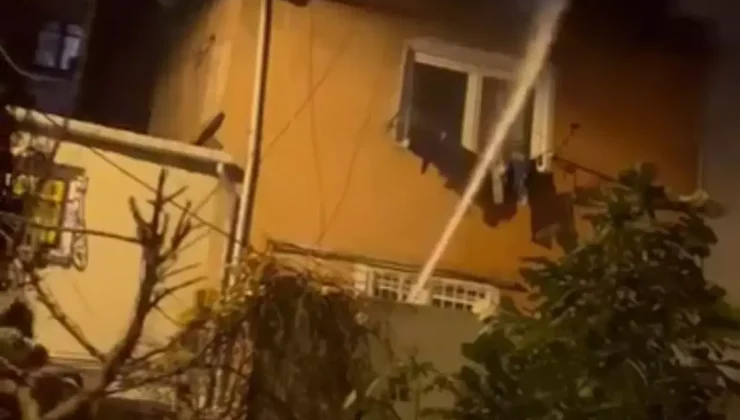 Beyoğlu’nda 3 katlı binada çıkan yangın söndürüldü