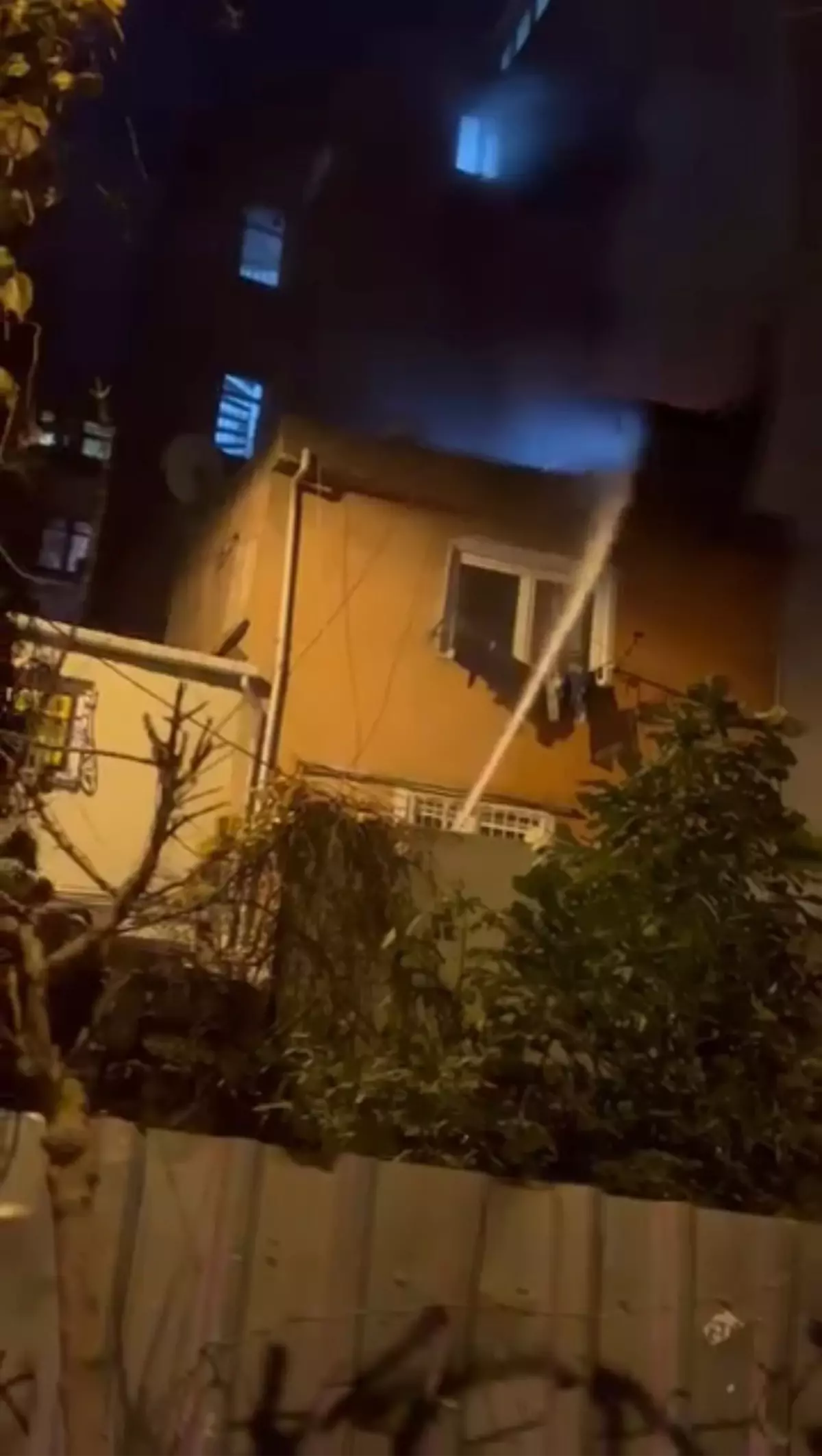 Beyoğlu’nda 3 katlı binada çıkan yangın söndürüldü