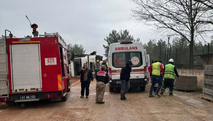 Bilecik’te devrilen hafriyat kamyonunun sürücüsü yaralandı