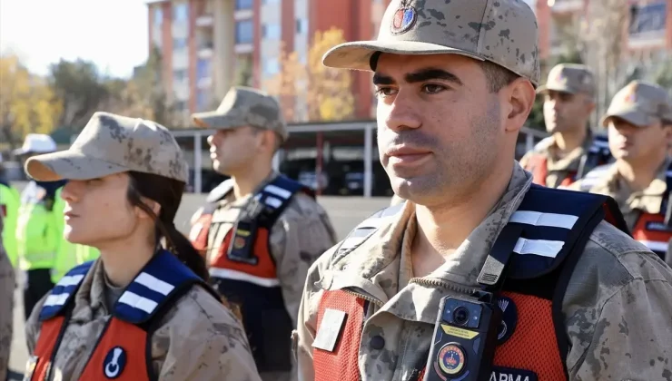 Bingöl’de jandarma trafik personeline yaka kameraları törenle dağıtıldı