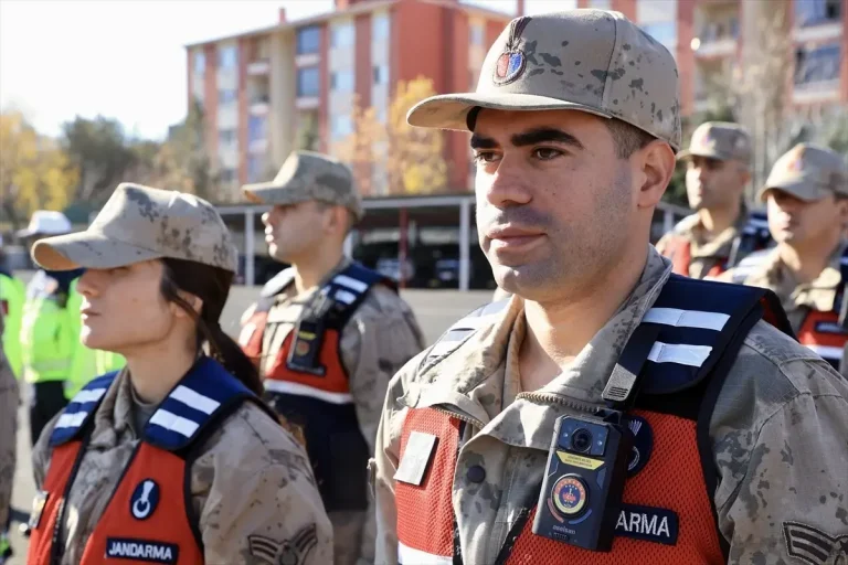 Bingöl’de jandarma trafik personeline yaka kameraları törenle dağıtıldı