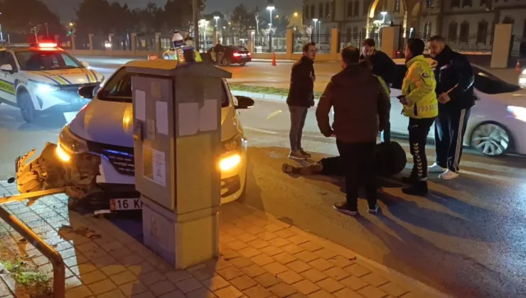 Bursa’da otomobil trafik levhalarına çarptı: 1 yaralı