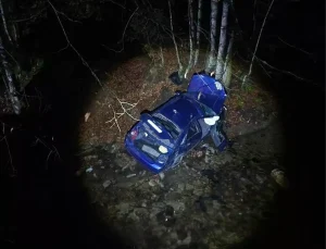 Bursa’da şarampole yuvarlanan otomobildeki 3 kişi yaralandı