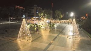 Büyükşehir Belediyesi Antalya’yı süslüyor