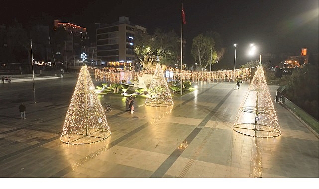 Büyükşehir Belediyesi Antalya’yı süslüyor