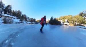 Buz tutan gölde patenle kaydı