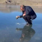 Buzun kalınlığını kontrol eden balıkçılar, Çıldır Gölü’ne ağ atmaya hazırlanıyor