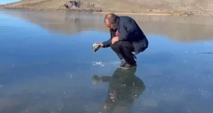 Buzun kalınlığını kontrol eden balıkçılar, Çıldır Gölü’ne ağ atmaya hazırlanıyor