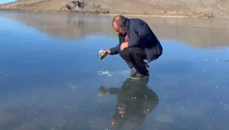 Buzun kalınlığını kontrol eden balıkçılar, Çıldır Gölü’ne ağ atmaya hazırlanıyor
