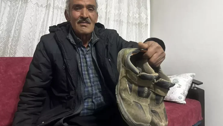 Çamurlu ayakkabısını çıkarıp, çorapla markette alışveriş yaptı