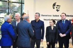 CHP Genel Başkanı Özgür Özel, Şehzadeler Belediye Başkanı Gülşah Durbay’ın ailesine taziye ziyaretinde bulundu