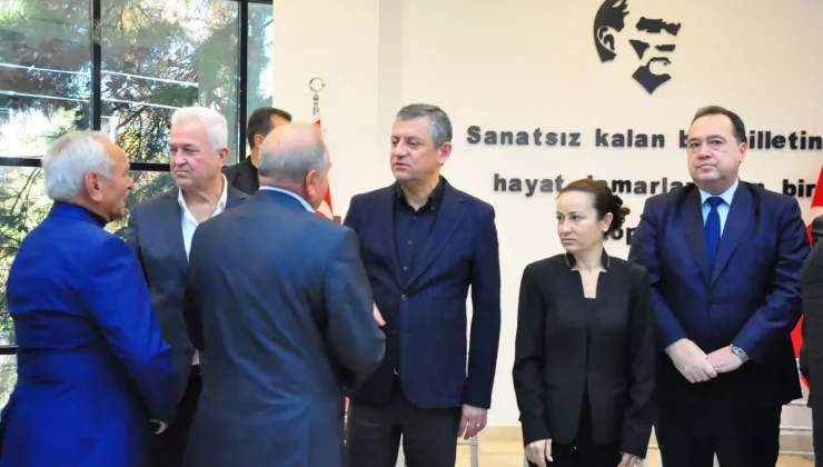 CHP Genel Başkanı Özgür Özel, Şehzadeler Belediye Başkanı Gülşah Durbay’ın ailesine taziye ziyaretinde bulundu