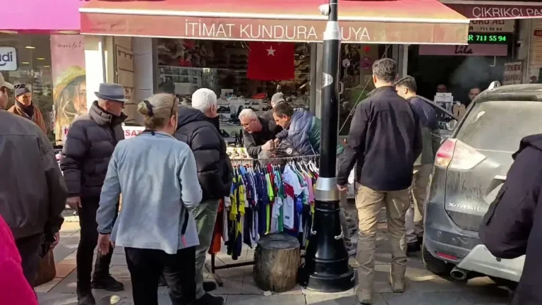 CHP Şile İlçe Başkanlığı önünde ‘kızıma küfür ettiler’ diye bağıran kişi gözaltına alındı