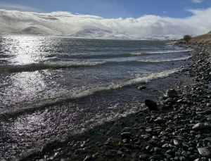 Çıldır Gölü’nün donan kıyıları dalgaların etkisiyle çözüldü