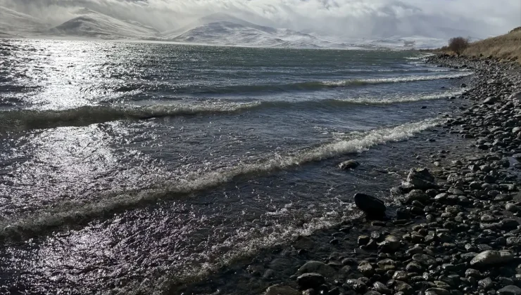 Çıldır Gölü’nün donan kıyıları dalgaların etkisiyle çözüldü