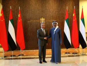 Çin Dışişleri Bakanı Wang, Bae Dışişleri Bakanı Al Nahyan ile Görüştü