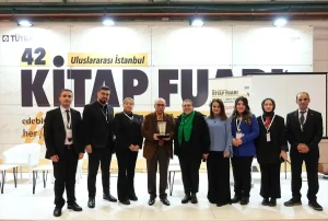 Çocuk edebiyatı yazarı Yalvaç Ural, kitap fuarında okurlarıyla buluştu