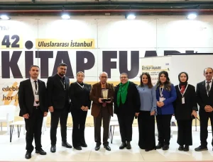 Çocuk edebiyatı yazarı Yalvaç Ural, kitap fuarında okurlarıyla buluştu