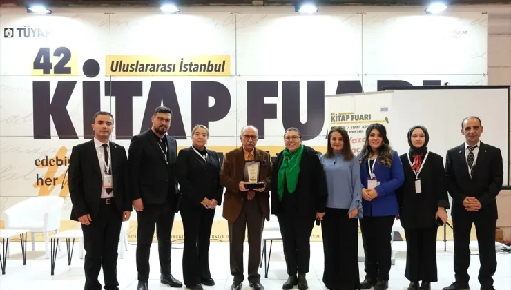 Çocuk edebiyatı yazarı Yalvaç Ural, kitap fuarında okurlarıyla buluştu