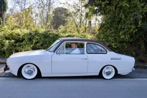 Çocukluğunda başlayan Anadol sevgisini, yol arkadaşı “Binnaz” ile yaşatıyor