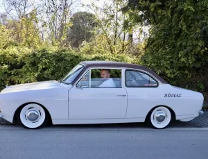 Çocukluğunda başlayan Anadol sevgisini, yol arkadaşı “Binnaz” ile yaşatıyor