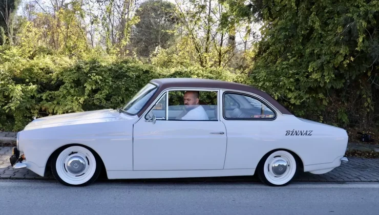 Çocukluğunda başlayan Anadol sevgisini, yol arkadaşı “Binnaz” ile yaşatıyor