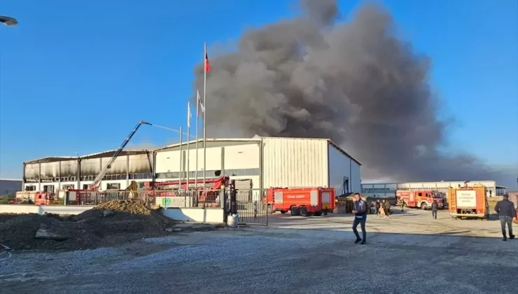 Denizli’de fabrika deposunda çıkan yangın söndürüldü