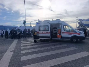 Diyarbakır’da otomobil ile çarpışan hafif ticari aracın sürücüsü yaralandı