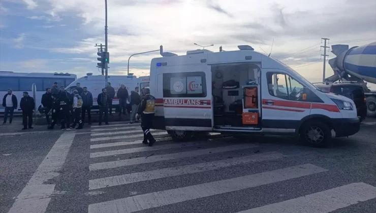 Diyarbakır’da otomobil ile çarpışan hafif ticari aracın sürücüsü yaralandı