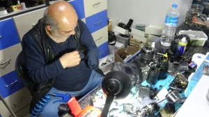 Dükkanında 41 yıldır biriktirdiği fotoğraf makinelerini sergiliyor