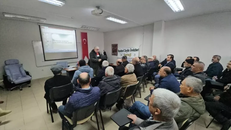 Eceabat’ta zeytin üreticilerine hijyen eğitimi verildi