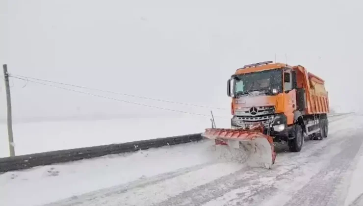 Ekipler, geçitleri ulaşıma açık tutmak için çalışıyor