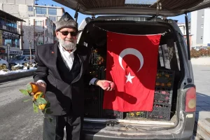 “Elmacı Dede” Hakkari’deki askerlere elma ve mandalina getirdi