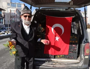 “Elmacı Dede” Hakkari’deki askerlere elma ve mandalina getirdi