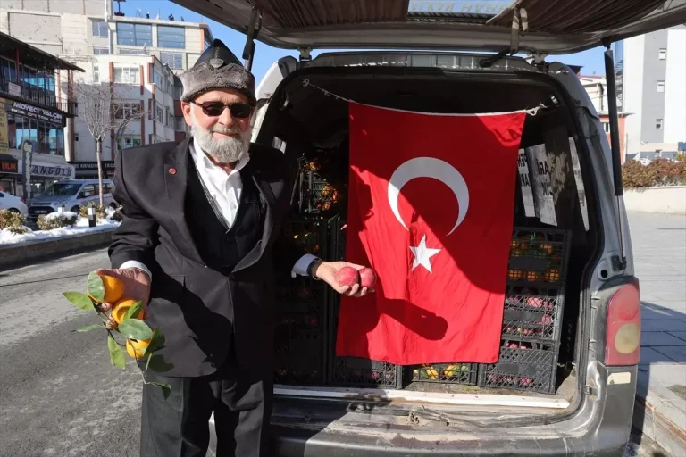 “Elmacı Dede” Hakkari’deki askerlere elma ve mandalina getirdi