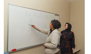 “Emojilerle konuşuyorduk, şimdi okuma yazma öğreniyoruz”