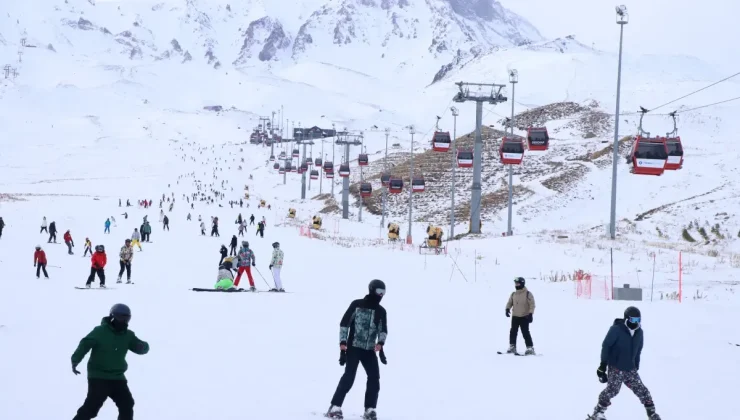 Erciyes Kayak Merkezi’nde yeni sezonun ilk hafta sonunda yoğunluk