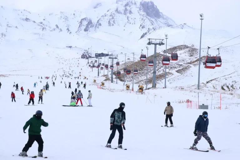 Erciyes Kayak Merkezi’nde yeni sezonun ilk hafta sonunda yoğunluk