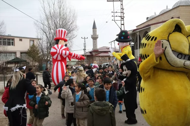 Erzurum Devlet Tiyatrosu kırsaldaki çocukları tiyatroyla buluşturmaya başladı