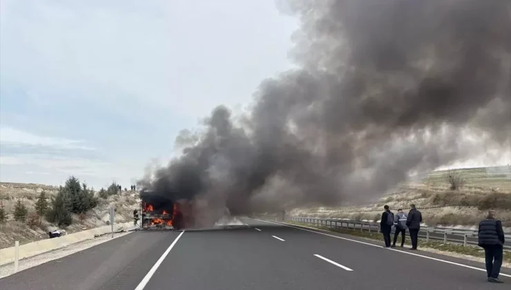Eskişehir’de çıkan yangında yolcu otobüsü kullanılamaz hale geldi