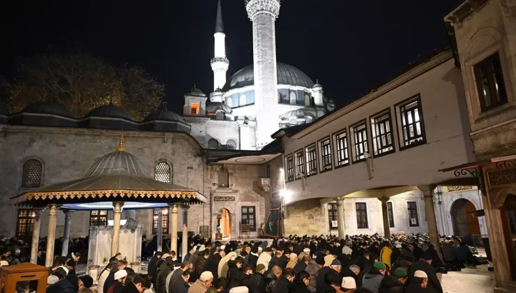 Eyüp Sultan Camisi’nde üç ayların başlaması dolayısıyla dua edildi